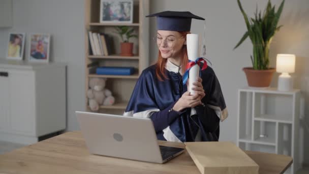 afstandsonderwijs, volwassen vrouwelijke student verheugt zich over ontvangen diploma tijdens afstandsonderwijs - Video