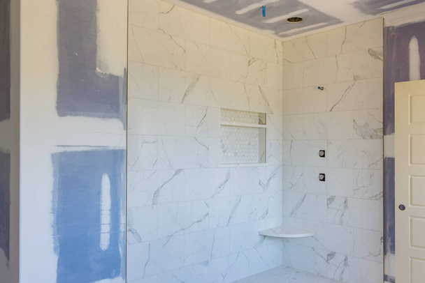 マスターバスルームパッチ乾燥壁のインテリアとデザイナーの改装工事バスルーム - 写真・画像