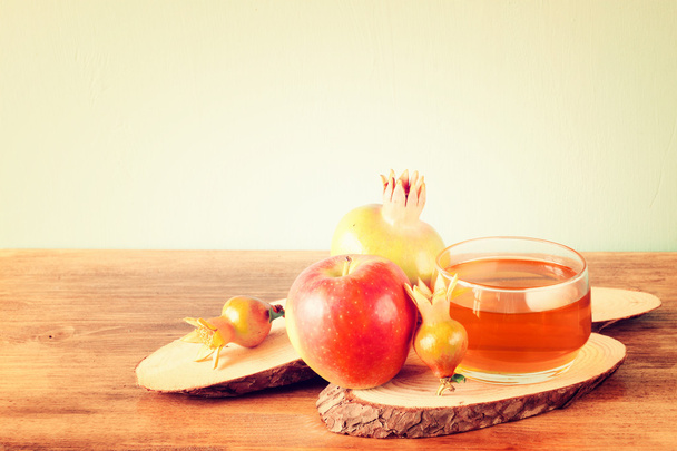Apple honey and pomegranate over wooden table. - Fotoğraf, Görsel