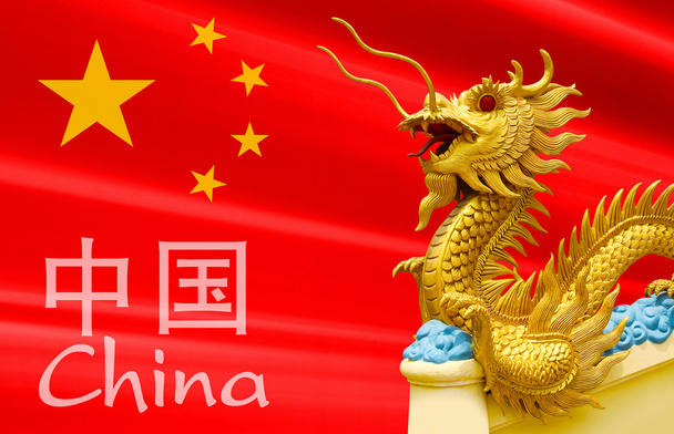 Китайская статуя дракона на красном фоне
 - Фото, изображение