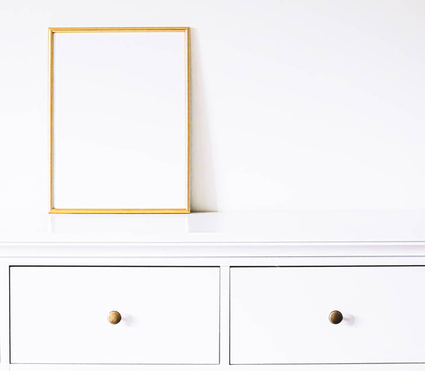 Kultainen runko valkoiset huonekalut, ylellinen sisustus ja suunnittelu mockup, juliste tulostaa ja tulostettavaa taidetta, verkkokaupan näyteikkuna - Valokuva, kuva