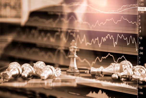 Σκάκι παιχνίδι στην σκακιέρα πίσω από το φόντο του επιχειρηματία. Επιχειρηματική ιδέα για την παρουσίαση χρηματοοικονομικών πληροφοριών και ανάλυση στρατηγικής μάρκετινγκ. Επενδυτικός στόχος στην παγκόσμια οικονομία και στο ψηφιακό εμπόριο. - Φωτογραφία, εικόνα