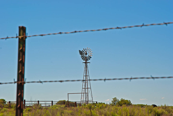 Oklahoma 'da çiftlik arazisine rüzgar pompası - Fotoğraf, Görsel