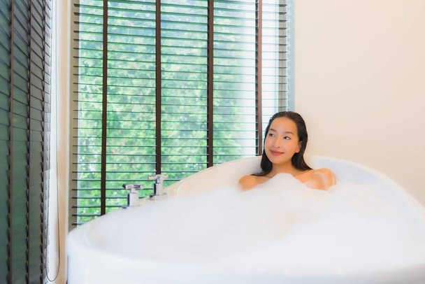 肖像画美しい若いアジアの女性幸せな笑顔リラックスバスルームの内湯でお風呂に入る - 写真・画像