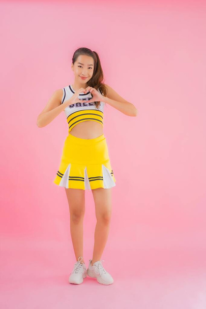 Retrato bonito jovem asiático mulher cheerleader no rosa isolado fundo
 - Foto, Imagem