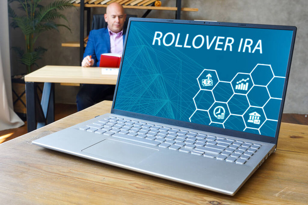 Індивідуальні пенсійні рахунки Напис ROLLOVER IRA на ноутбуці
 - Фото, зображення