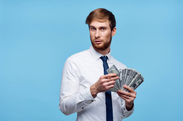 zakenman in shirt met stropdas geld financiën herfst achtergrond bijgesneden uitzicht - Foto, afbeelding