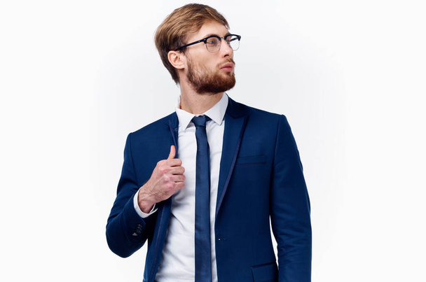 бізнесмен вирівнює піджак і зав'язує на шиї сорочку класичні окуляри
 - Фото, зображення