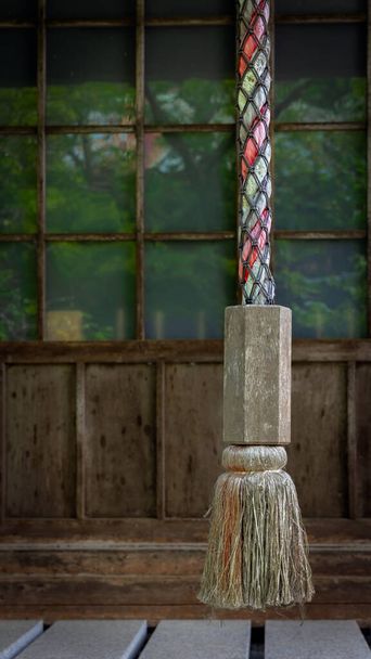 Een decoratieve touw hangt van een gebouw in de buurt van de Myohoji Tempel in Kamakura, Japan. - Foto, afbeelding