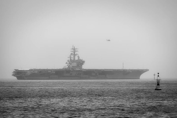 Літак ВМС США вилітає з порту Йокосука в туман Токійської затоки (Японія).. - Фото, зображення