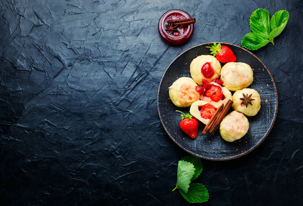 Boulettes tchèques varenyky aux berries.Boulettes aux fraises ou au genou. - Photo, image