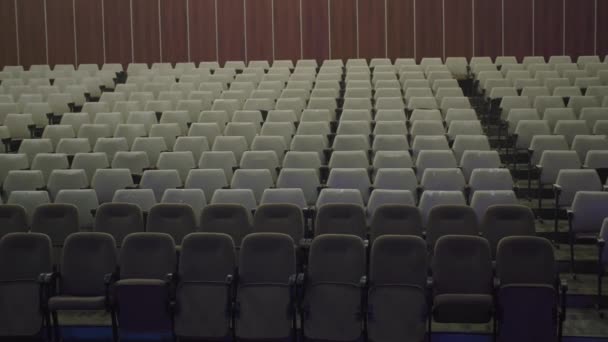 άδειο αίθουσα συνελεύσεων χωρίς ανθρώπους με vintage καρέκλες χωρίς ανθρώπους - Πλάνα, βίντεο