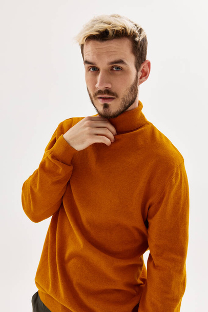 homem segurando colarinho auto-confiança roupas posando moda - Foto, Imagem