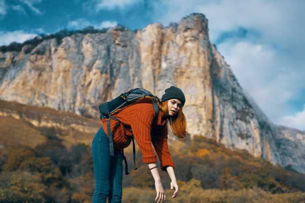 donna turista con zaino sulla natura. Foto di alta qualità - Foto, immagini