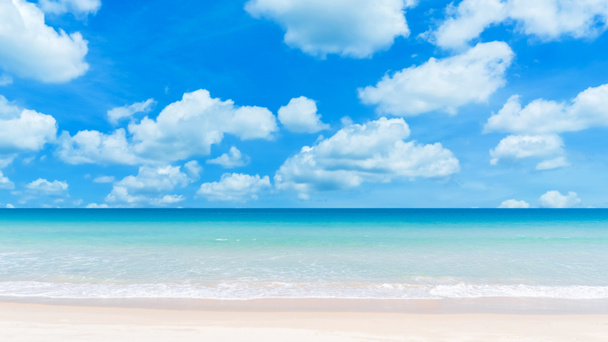 Krásná tropická pláž s modrou oblohou a bílé mraky abstraktní textury pozadí. Kopírovat prostor letní dovolené a dovolenou obchodní cestovní koncept. Klasický styl efektu tónového filtru. - Fotografie, Obrázek
