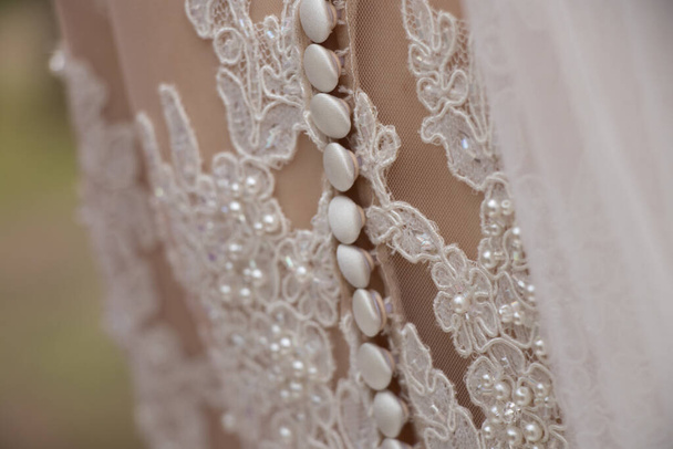 κουμπιά στο φόρεμα παράνυμφος στην πλάτη, παράνυμφος φόρεμα, γάμος - Φωτογραφία, εικόνα