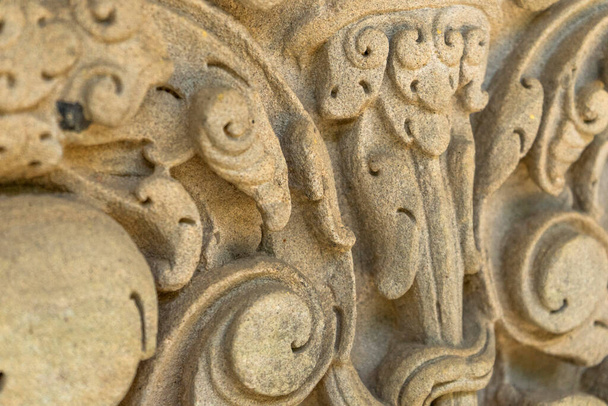 Dettaglio di intagli in pietra Bassorilievo architrave della cultura Khmer in Thailandia. - Foto, immagini