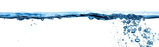 Mavi su, hava kabarcıklarıyla dalga yüzeyine sıçrar. Beyaz bir arkaplanda izole edilmiş. - Fotoğraf, Görsel