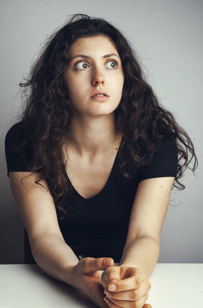 retrato de uma menina encaracolado bonito emocional jovem posando no fundo branco - Foto, Imagem