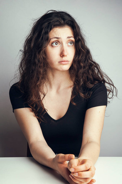 retrato de uma menina encaracolado bonito emocional jovem posando no fundo branco - Foto, Imagem