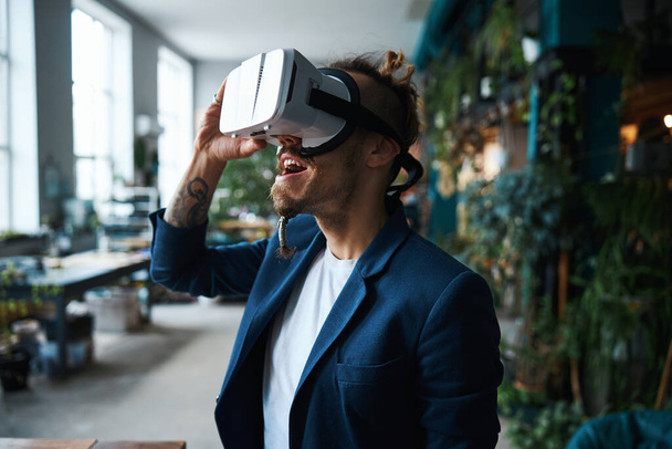 Iloinen nuori mies yllään virtuaalitodellisuus lasit - Valokuva, kuva