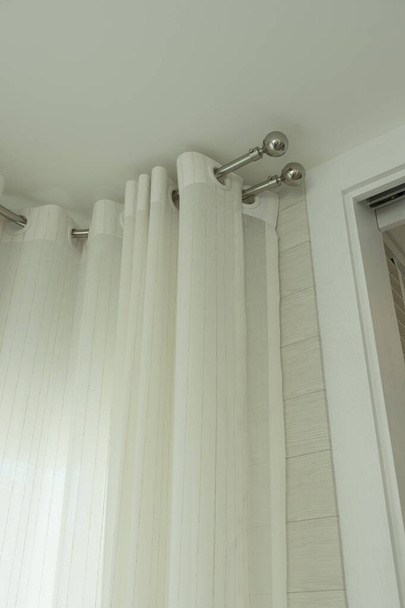 Gros plan de tulle blanc sur la fenêtre. Rideau et fenêtre décoration intérieure à la maison. - Photo, image