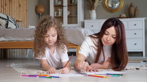 集中した母と未就学児の娘は紙に描く - 映像、動画