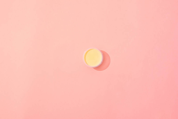 Minimalist στυλ εγκατάστασης της κρέμας καραμέλα σε ροζ φόντο - Φωτογραφία, εικόνα