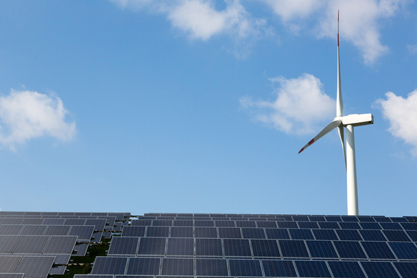 Větrná energie turbína s některé solární panely na výrobu elektřiny - Fotografie, Obrázek
