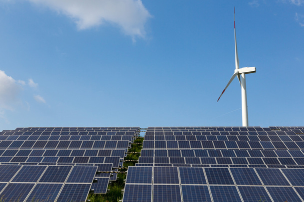 napelemek és szélturbinák a megújuló villamosenergia-termelés - Fotó, kép
