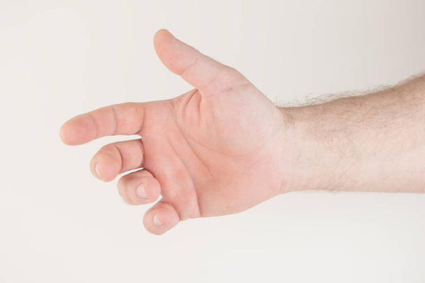 Zblízka mužská bělošská ruka dosáhnout a připraven pomoci nebo přijmout. Gesto na bílém pozadí - Fotografie, Obrázek