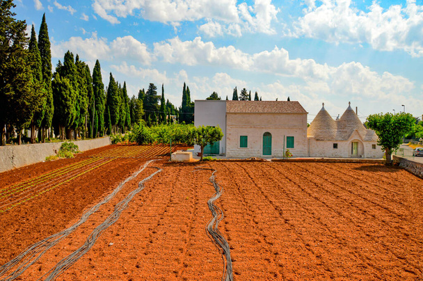 Puglia, Italia, 7 de junio de 2015. Una casa de campo característica en una región del sur. - Foto, imagen