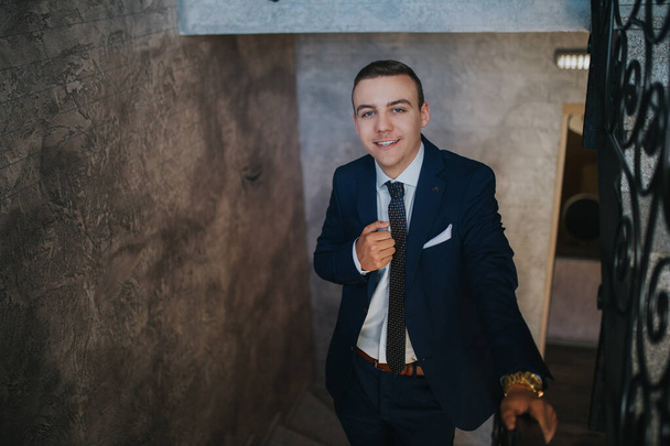 A caucasian young businessman in suit and tie standing outdoor - Foto, Imagen