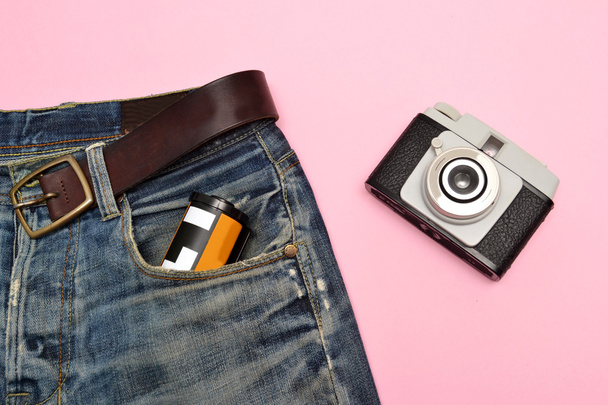 kot pantolon ve eski fotoğraf makinesi - Fotoğraf, Görsel
