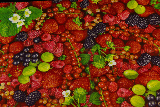 A tablecloth texture with berry print - Fotoğraf, Görsel