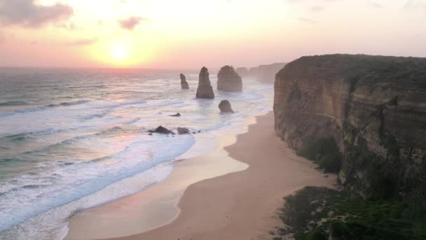 Veduta aerea di dodici apostoli al tramonto. La strada del Grande Oceano, Australia - Filmati, video