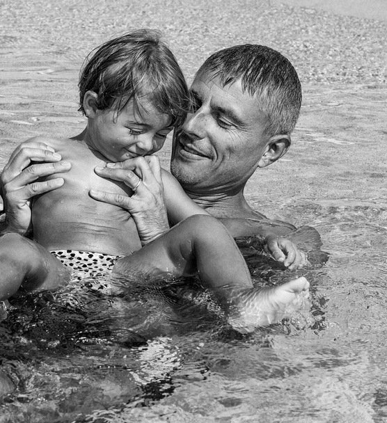 Отец и дочь играют на берегу
. - Фото, изображение