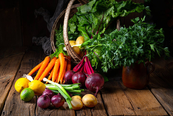 Basket with different vegetables: beetroot and carrot - Foto, Bild
