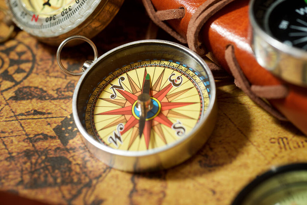 Vintage kompas en oude navigatiekaart. - Foto, afbeelding