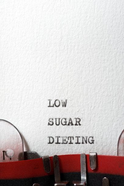 Χαμηλή διατροφική φράση ζάχαρης γραμμένη με γραφομηχανή. - Φωτογραφία, εικόνα