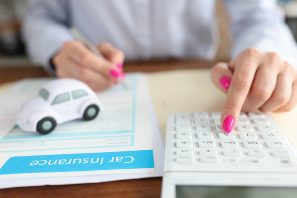 Klient pojišťovny vypočítává náklady na pojištění vozidla - Fotografie, Obrázek