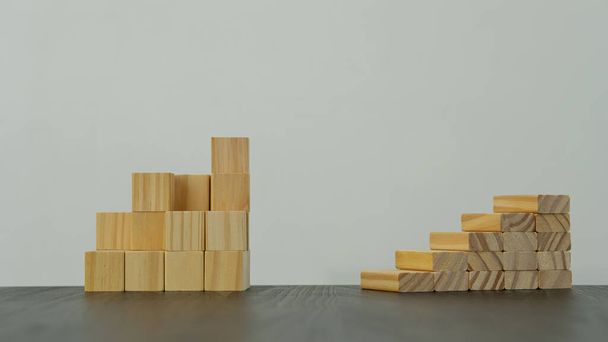 blocs marches en bois posés sur une table de fond blanche - Photo, image