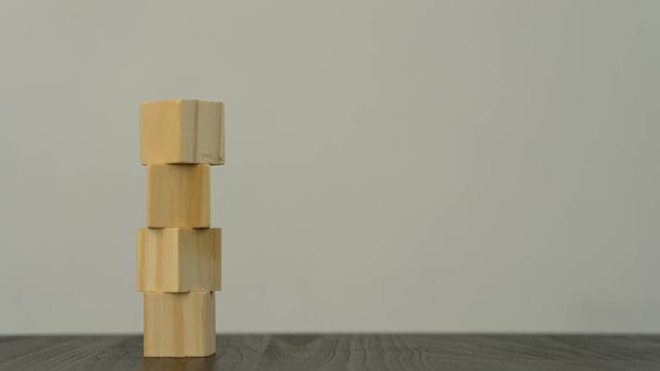 bloques de madera sobre una mesa de fondo blanco cubo vacío para su propio diseño - Foto, imagen