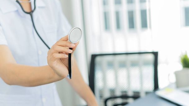 lekarz ze stetoskopem w ręku oraz koncepcją zdrowia i medycyny - Zdjęcie, obraz