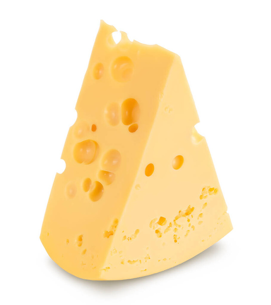 kırpma yolu ve tam derinlikte alan ile beyaz arkaplanda izole edilmiş peynir parçası - Fotoğraf, Görsel