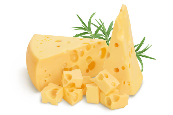 Stück Käse isoliert auf weißem Hintergrund mit Clipping-Pfad und voller Schärfentiefe - Foto, Bild