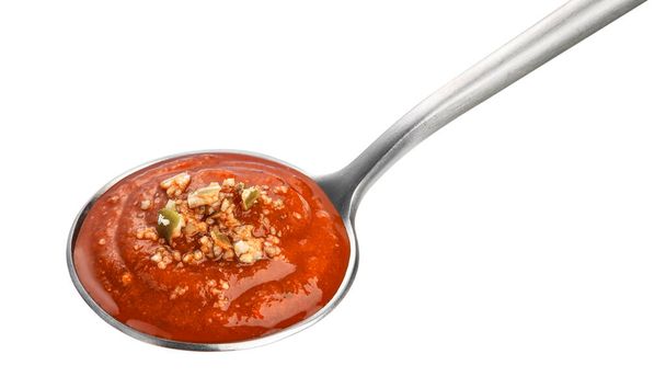 Lžíce s rajčatovou polévkou izolované na bílém pozadí s výstřižkovou cestou - Fotografie, Obrázek