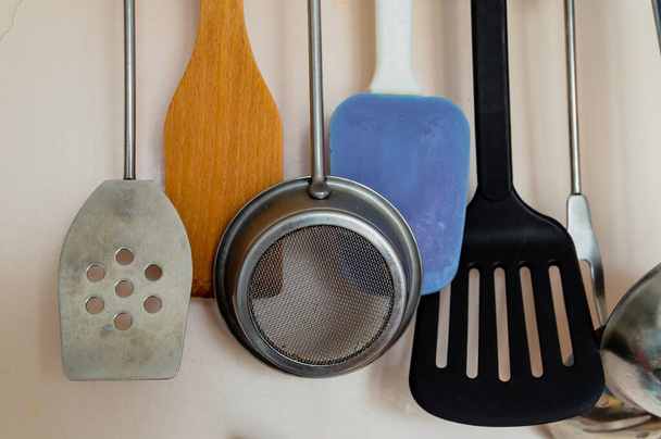 utensilios de cocina cuelgan de la pared - Foto, Imagen