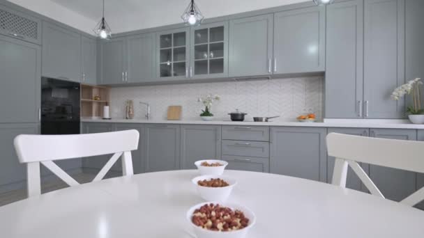 Suuri ylellinen moden klassinen harmaa keittiö valkoinen ruokapöytä - Materiaali, video