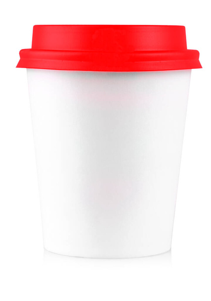 Taza de café de papel rojo con tapa negra aislada sobre fondo blanco - Foto, imagen
